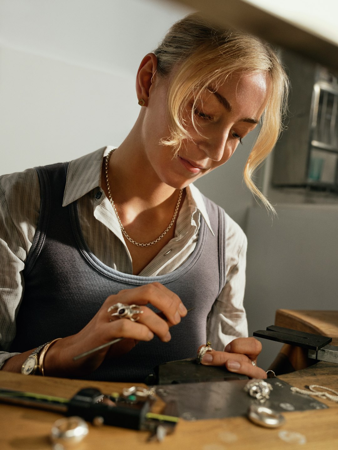 Artesana trabajando en joyería personalizada